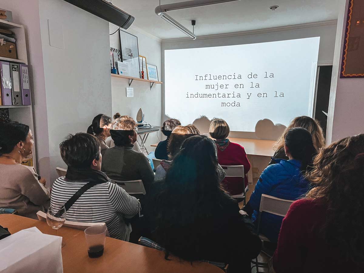 Pamplona Inari Jün Academia de Diseño, Patronaje y Confección, taller de costura, aprende a coser CHARLA SOBRE LA MUJER EN LA HISTORIA DE LA INDUMENTARIA 8M DIA DE LA MUJER